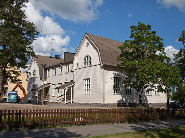 Koulun lis&auml;rakennus